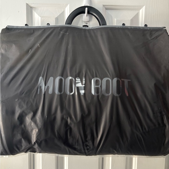 Moon Boot Classic Black Snow Boots - Picture 6 of 6